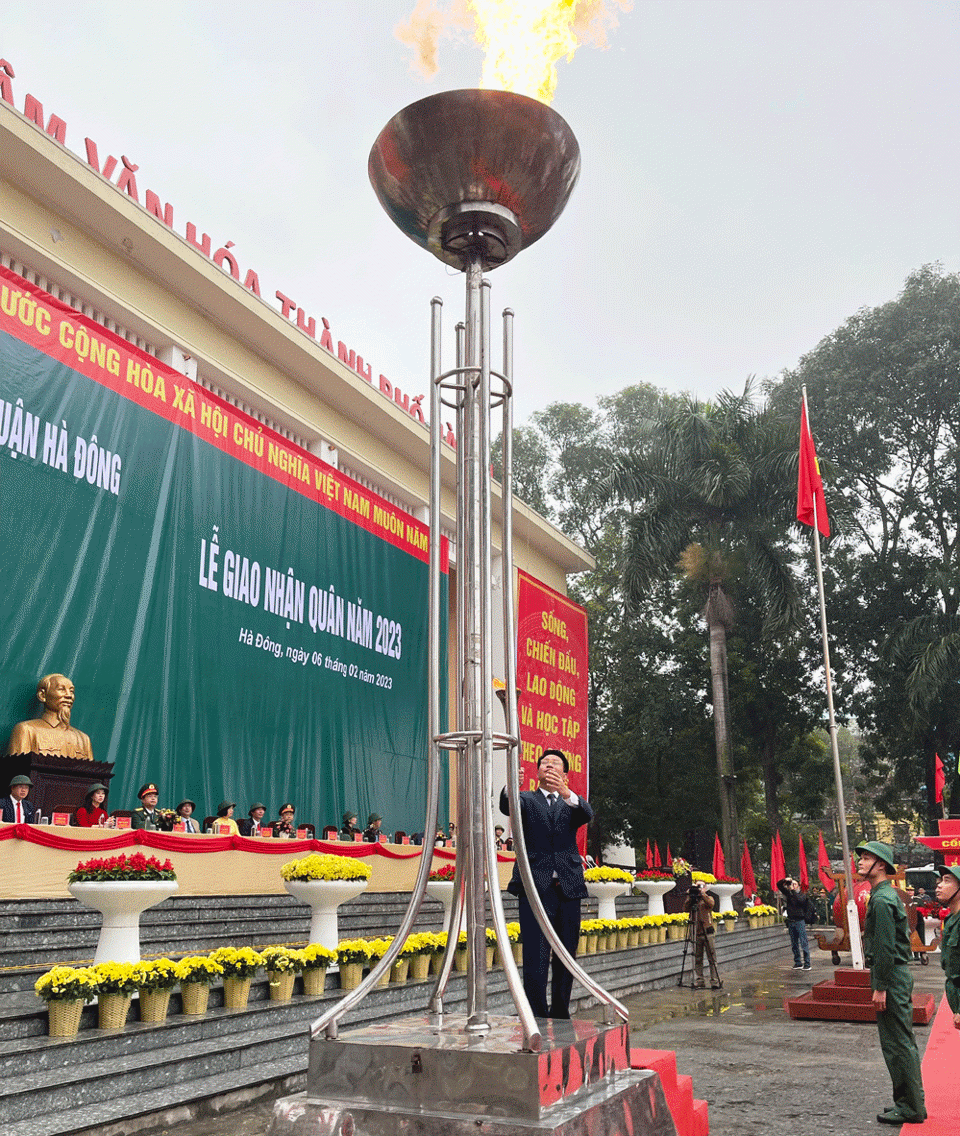 B&iacute; thư Quận ủy H&agrave; Đ&ocirc;ng Nguyễn Thanh Xu&acirc;n thực hiện nghĩ lễ thắp lửa truyền thống.