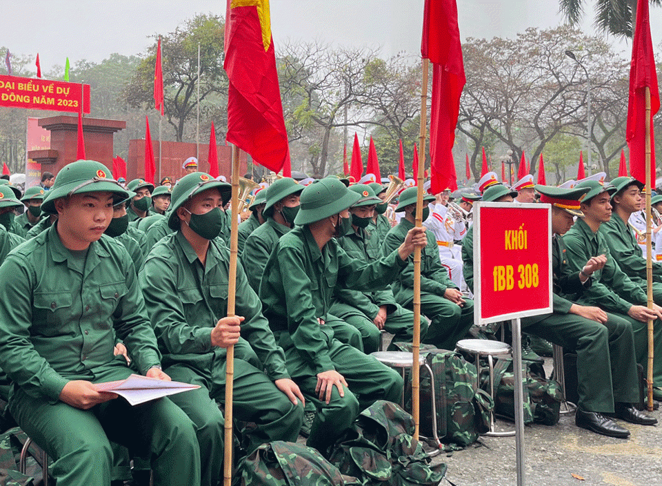 T&acirc;n binh B&ugrave;i Quang Minh ngồi đầu ti&ecirc;n (từ tr&aacute;i s&aacute;ng phải).