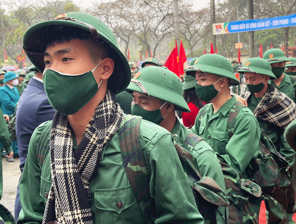 T&acirc;n binh l&ecirc;n đường nhập ngũ.