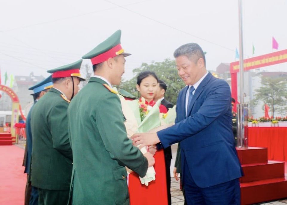 Ph&oacute; Chủ tịch UBND TP H&agrave; Nội Nguyễn Mạnh Quyền tặng hoa c&aacute;c đơn vị nhận qu&acirc;n.