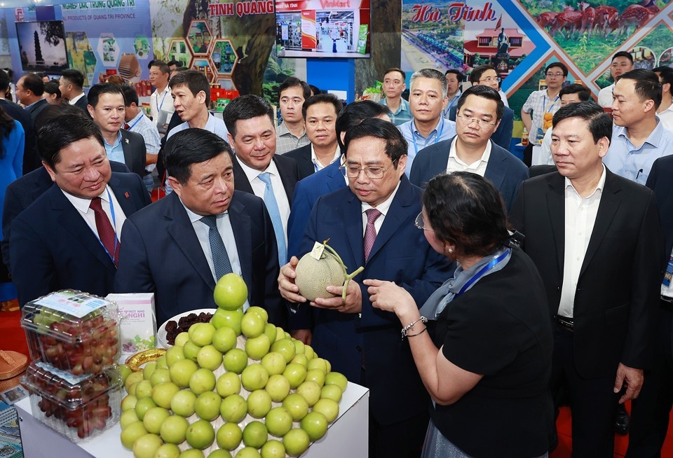 Thủ tướng Phạm Minh Chính tham quan trưng bày sản phẩm của các tỉnh Bắc Trung Bộ và Duyên hải Trung Bộ. Ảnh: Dương Giang