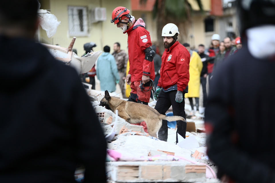 Nhiều nước đang gửi c&aacute;c đội cứu trợ v&agrave; viện trợ đến Thổ Nhĩ Kỳ v&agrave; Syria, hai quốc gia chịu ảnh hưởng nặng nề bởi trận động đất lịch sử h&ocirc;m 6/2. Ảnh: CNN