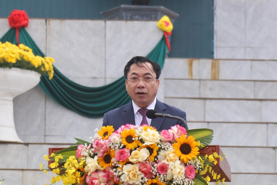 Chủ tịch UBND huyện Thạch Thất Nguyễn Mạnh Hồng ph&aacute;t biểu tại buổi lễ.