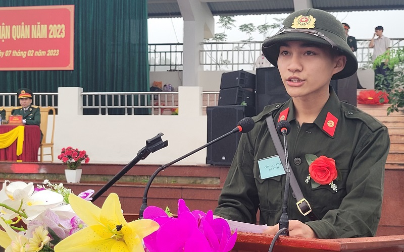 Đại diện t&acirc;n binh huyện Vũ Quang ph&aacute;t biểu tại buổi lễ giao nhận qu&acirc;n