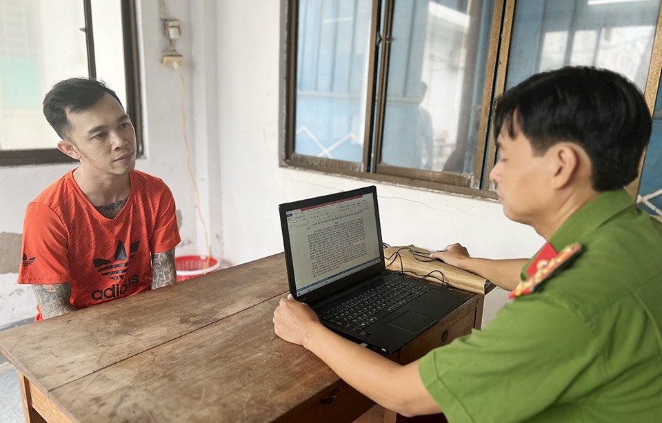 Nguyễn Văn Nghĩa ra cơ quan c&ocirc;ng an đầu th&uacute; sau khi được gia đ&igrave;nh vận động. Ảnh: Tiến Tầm