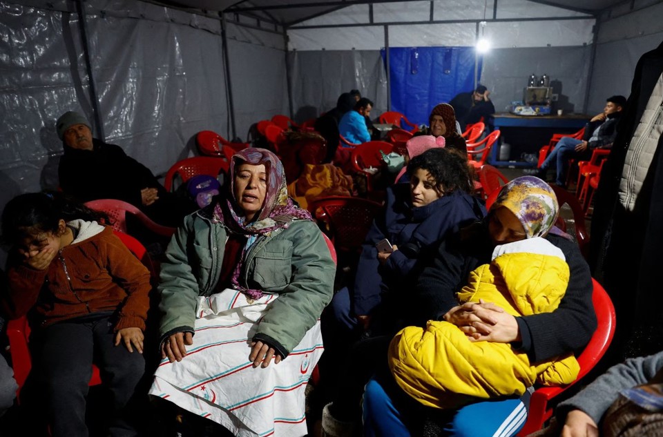 Tại một lều tr&uacute; ẩn sau động đất ở Osmaniye, Thổ Nhĩ Kỳ, ng&agrave;y 6/2. Ảnh: REUTERS