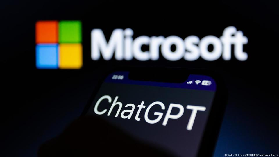 ChatGPT sẽ xuất hiện tr&ecirc;n Word, Powerpoint v&agrave; tất cả sản phẩm của Microsoft. Ảnh AP