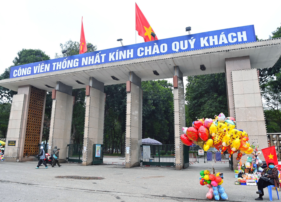 Cổng chính Công viên Thống Nhất nằm bên mặt đường Trần Nhân Tông. Ảnh: Giang Huy