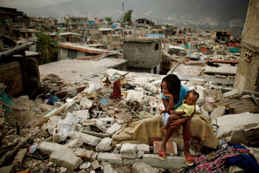 Một người phụ nữ ngồi tr&ecirc;n đống đổ s&aacute;t tại Por-au-Prince, Haiti, sau trận động đất năm 2010. Ảnh Getty&nbsp;