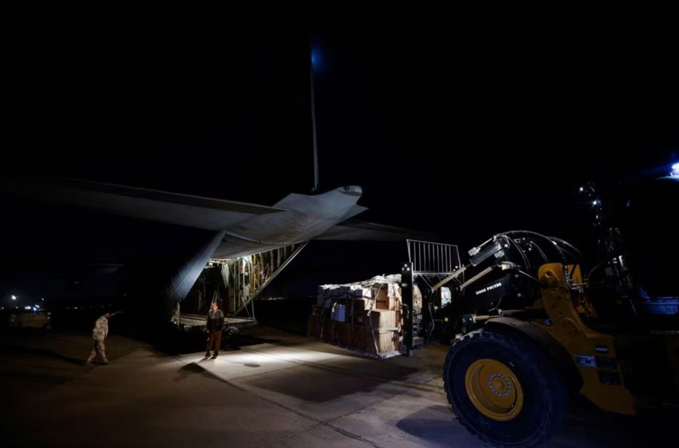 H&agrave;ng viện trợ tại một căn cứ kh&ocirc;ng qu&acirc;n gần S&acirc;n bay Quốc tế Baghdad ở Iraq ng&agrave;y 6/2 sẽ được gửi tới Syria hỗ trợ nạn nh&acirc;n động đất. Ảnh: REUTERS