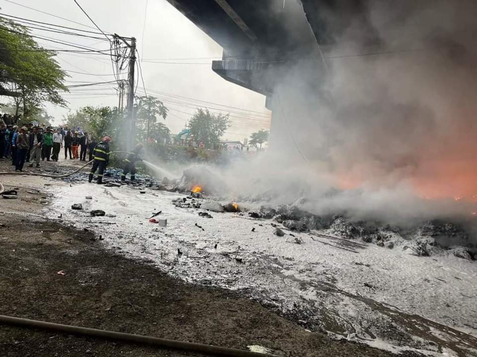 Hà Nội: Cận cảnh vụ khói đen bốc lên nghi ngút ở cầu Thăng Long - Ảnh 2