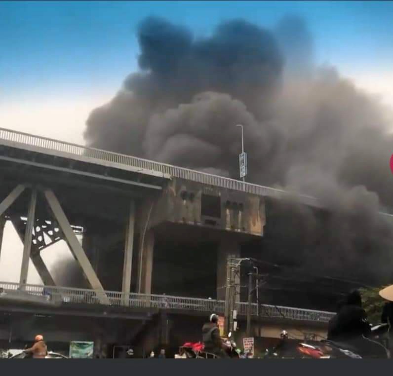 Hà Nội: Cận cảnh vụ khói đen bốc lên nghi ngút ở cầu Thăng Long - Ảnh 1