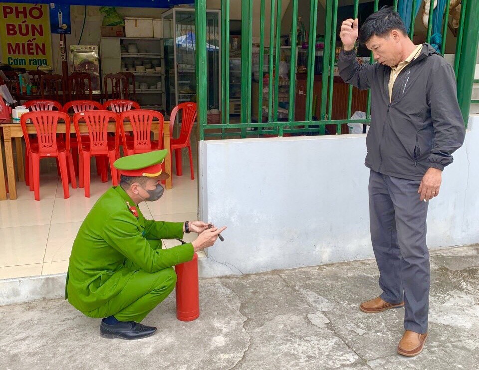 Hướng dẫn đảm bảo an toàn PCCC tại một cửa hàng ăn uống ở chùa Hương. Ảnh: Hồng Sơn