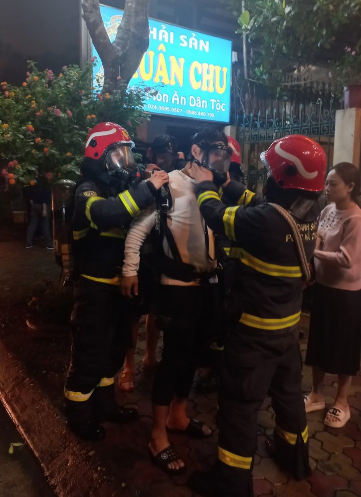 Cháy cơ sở massage ở Long Biên, cảnh sát giải cứu nhiều người mắc kẹt - Ảnh 2