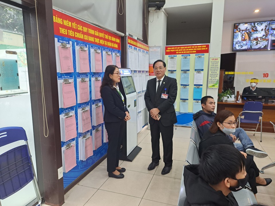 Đoàn kiểm tra công vụ của TP kiểm tra đột xuất UBND phường Phú Lãm, UBND quận Hà Đông Ảnh: Thùy Linh