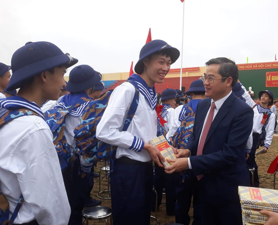 L&atilde;nh đạo địa phương tặng qu&agrave;, chia sẻ niềm vui với c&aacute;c t&acirc;n binh&nbsp;