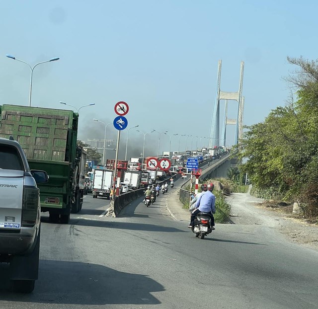 Tai nạn giao thông hôm nay (8/2/2023): Container va chạm xe máy, một người tử vong - Ảnh 1