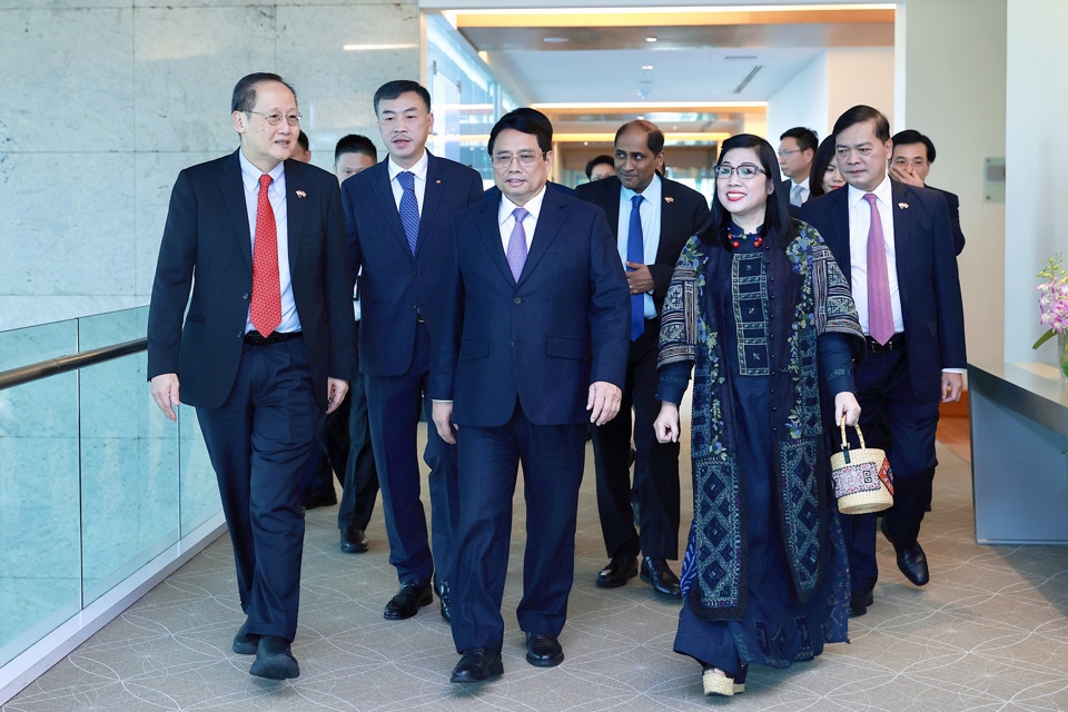 Bộ trưởng thứ hai Bộ CôngThương kiêm Bộ trưởng Bộ Lao động SingaporeTan See Leng cùng Đại sứ Singapore tạiViệtNam Jaya Ratnam đónThủ tướng và Phu nhân tại sân bay Changi. Ảnh:Nhật Bắc