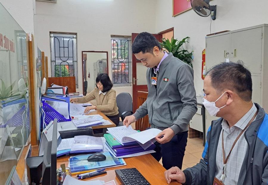 Đoàn Kiểm tra công vụ TP Hà Nội kiểm tra đột xuất việc quản lý sổ sách, phân công nhiệm vụ cho cán bộ, công chức tại UBND xã Vĩnh Ngọc, huyện Đông Anh.