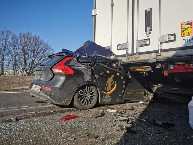 Chiếc xe gặp tai nạn của Chayenne van Aarle. Ảnh:&nbsp;Kristof Pieters.