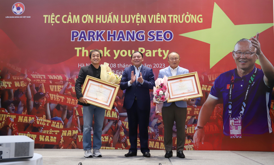 HLV Park Hang-seo v&agrave; trợ l&yacute; Lee Joung-jin nhận&nbsp;Bằng khen của Thủ tướng Ch&iacute;nh phủ v&agrave; Bộ VHTT&amp;DL.