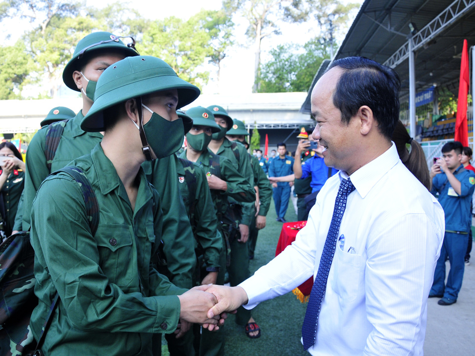 &Ocirc;ng L&ecirc; Đức Thanh - Chủ tịch UBND quận 1 động vi&ecirc;n thanh ni&ecirc;n l&ecirc;n đường l&agrave;m nghĩa vụ với đất nước.