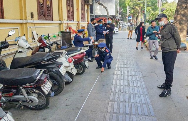 Thanh tra Sở GTVT TP Hà Nội đã lập biên bản vi phạm hành chính 7 trường hợp, tổng số tiền xử phạt 35.000.000 đồng trong dịp Tết. Ảnh: Phạm Công