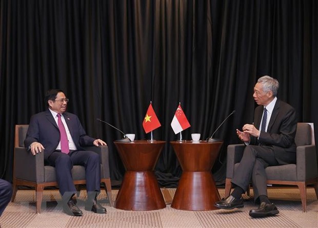 Thủ tướng Phạm Minh Ch&iacute;nh gặp Thủ tướng Singapore L&yacute; Hiển Long.