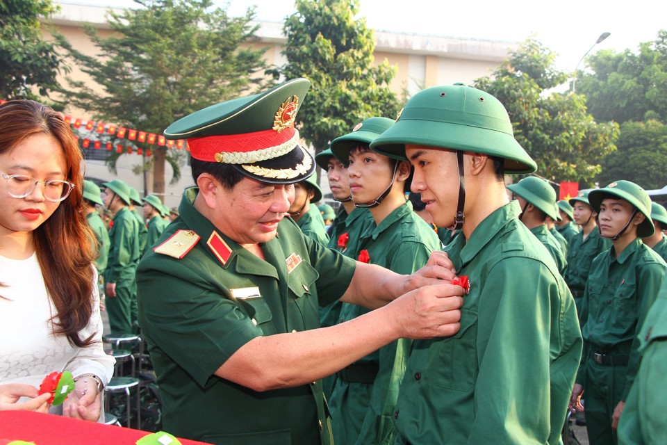 Thiếu tướng Phan Văn Xựng - Ch&iacute;nh ủy Bộ Tư lệnh TP Hồ Ch&iacute; Minh c&agrave;i hoa l&ecirc;n ngực &aacute;o t&acirc;n binh huyện H&oacute;c M&ocirc;n l&ecirc;n đường l&agrave;m NVQS.