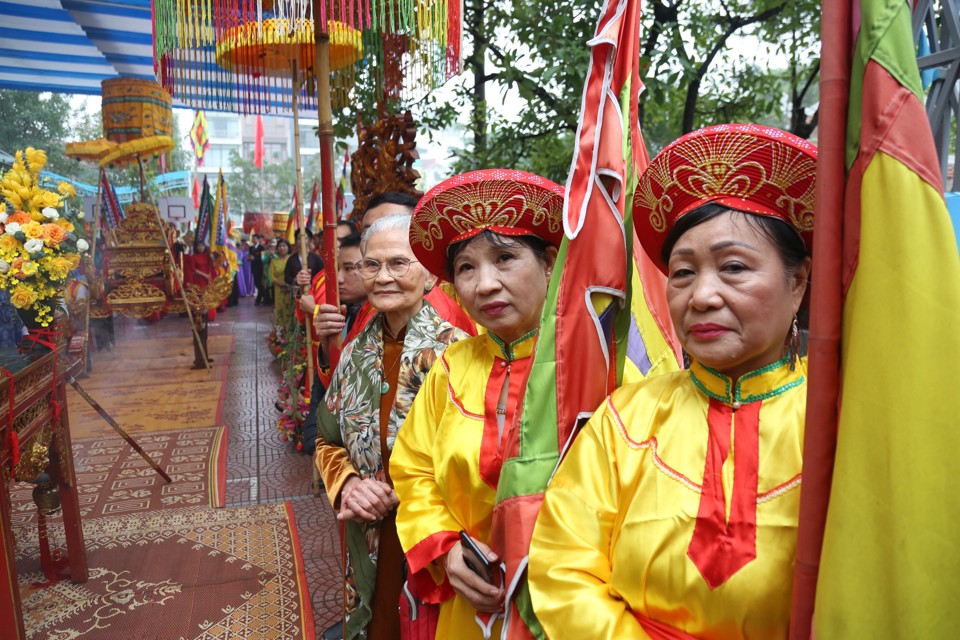 Đ&ocirc;ng đảo người d&acirc;n tham dự tại lễ hội&nbsp;kỷ niệm ng&agrave;y sinh Đức Th&aacute;nh Thượng Đẳng Ph&uacute;c Thần - Huyền Thi&ecirc;n Hắc Đế.