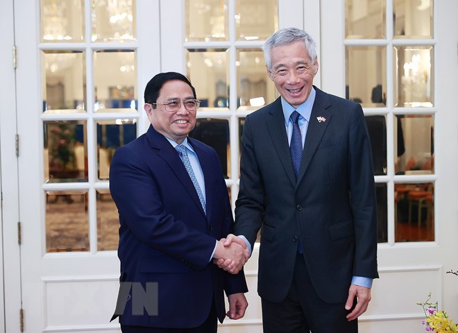 Thủ tướng Phạm Minh Ch&iacute;nh bắt tay Thủ tướng Singapore L&yacute; Hiển Long