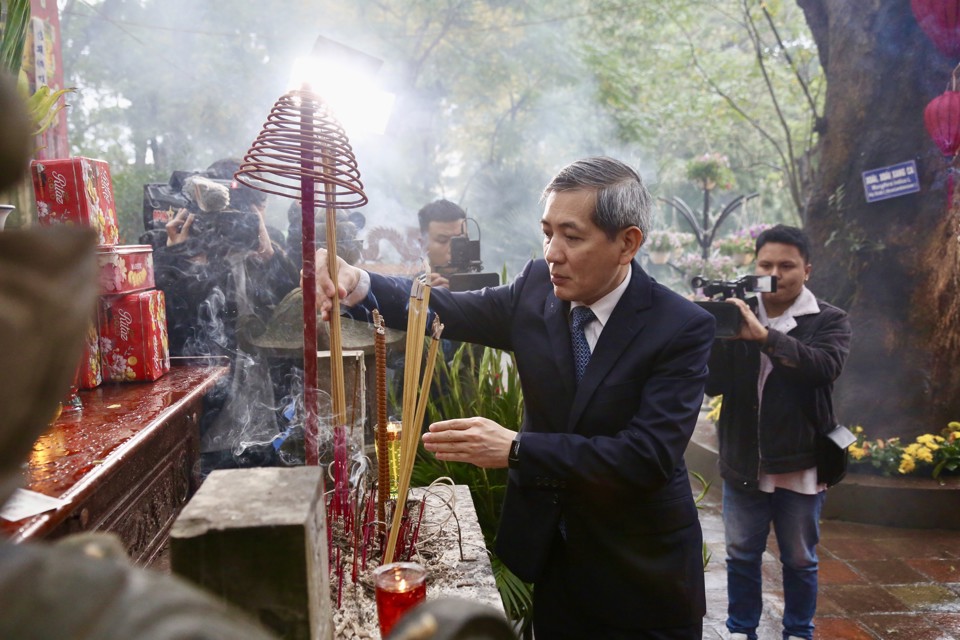 Bí thư Quận ủy Hoàng Minh Dũng Tiến dâng hương tại đền Núi Sưa.