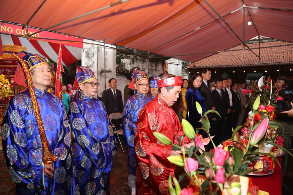 Khai mạc và dâng hương tại di tích đình Ngọc Hà.