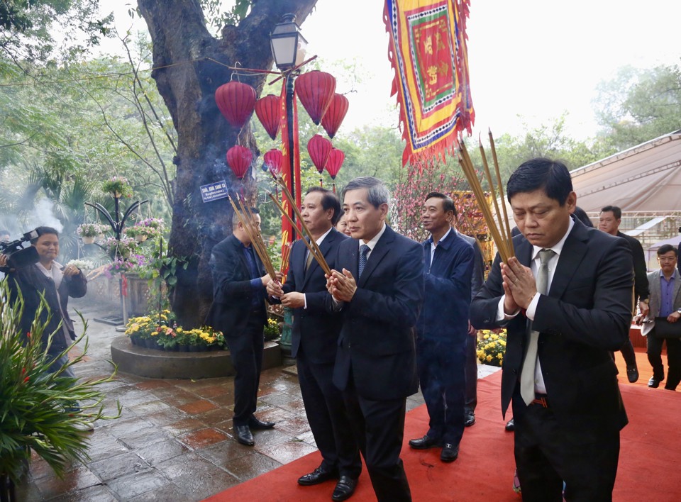 &nbsp;L&atilde;nh đạo Quận uỷ - HĐND - UBND - Uỷ ban MTTQ Việt Nam quận Ba Đ&igrave;nh&nbsp;d&acirc;ng hương v&agrave; cung nghinh đại vương tuần du bản l&yacute; tại đền N&uacute;i Sưa.