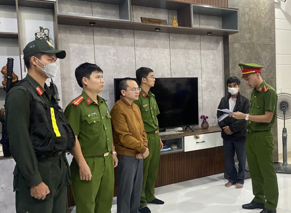 Cơ quan C&ocirc;ng an tống đạt quyết định bắt tạm giam Ho&agrave;ng Quang Huy (thứ 3 tr&aacute;i sang).