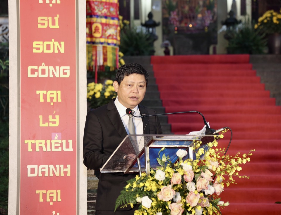 Chủ tịch UBND quận Ba Đ&igrave;nh Tạ Nam Chiến ph&aacute;t biểu tại lễ hội.