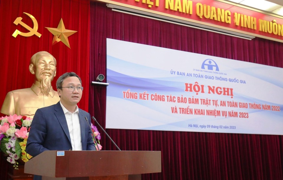 Ph&oacute; Chủ tịch Chuy&ecirc;n tr&aacute;ch Ủy ban ATGT Quốc gia Khuất Việt H&ugrave;ng n&ecirc;u 8 nhiệm vụ trọng t&acirc;m c&ocirc;ng t&aacute;c đảm bảo trật tự, ATGT năm 2023.