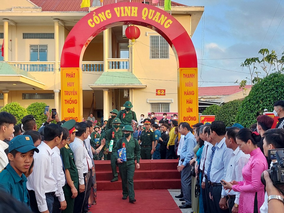 Thanh ni&ecirc;n tham gia nghĩa vụ qu&acirc;n sự trong QĐND v&agrave; CAND