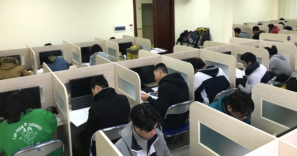 Thí sinh làm bài thi HSA trực tiếp trên máy tính tại các phòng thi đủ tiêu chuẩn (Ảnh: TTKT)