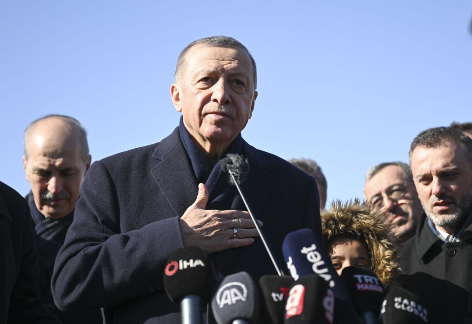Tổng thống Thổ Nhĩ Kỳ Tayyip Erdogan ph&aacute;t biểu trước c&aacute;c ph&oacute;ng vi&ecirc;n tại Kahramanmaras ng&agrave;y 8/2/2023. Ảnh: CNN