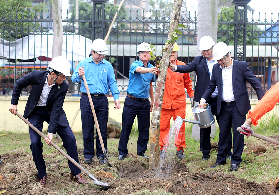 C&aacute;c đại biểu tham gia trồng c&acirc;y v&agrave; tưới nước cho c&aacute;c c&acirc;y xanh tại khu&ocirc;n vi&ecirc;n nh&agrave; m&aacute;y Nhiệt điện U&ocirc;ng B&iacute;.