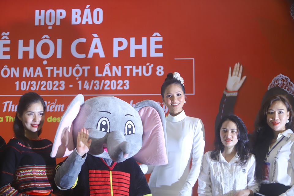 Hoa hậu H'Hen Nie làm đại sứ thương hiệu Lễ hội Cà phê Buôn Ma Thuột lần thứ 8. Ảnh: Lại Tấn.