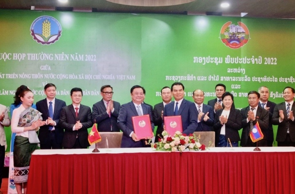 Bộ trưởng Bộ NN&amp;PTNT L&ecirc; Minh Hoan k&yacute; kết thoả thuận hợp t&aacute;c với cơ quan của nước L&agrave;o.