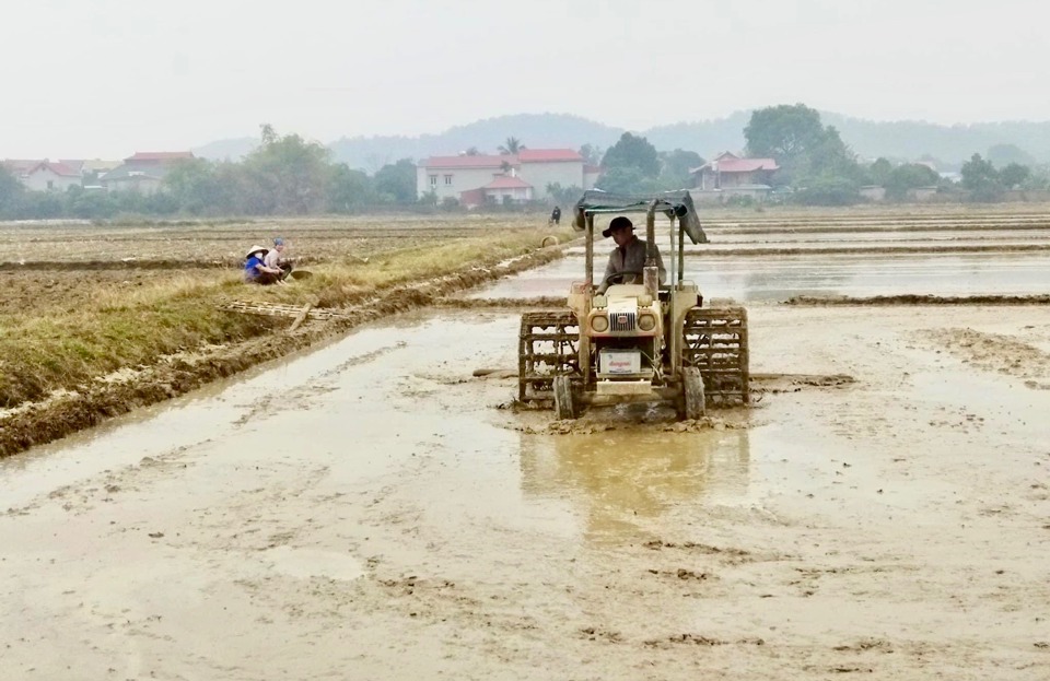 B&agrave; con n&ocirc;ng d&acirc;n l&agrave;m đất, gieo cấy vụ Xu&acirc;n 2023 tại huyện S&oacute;c Sơn.