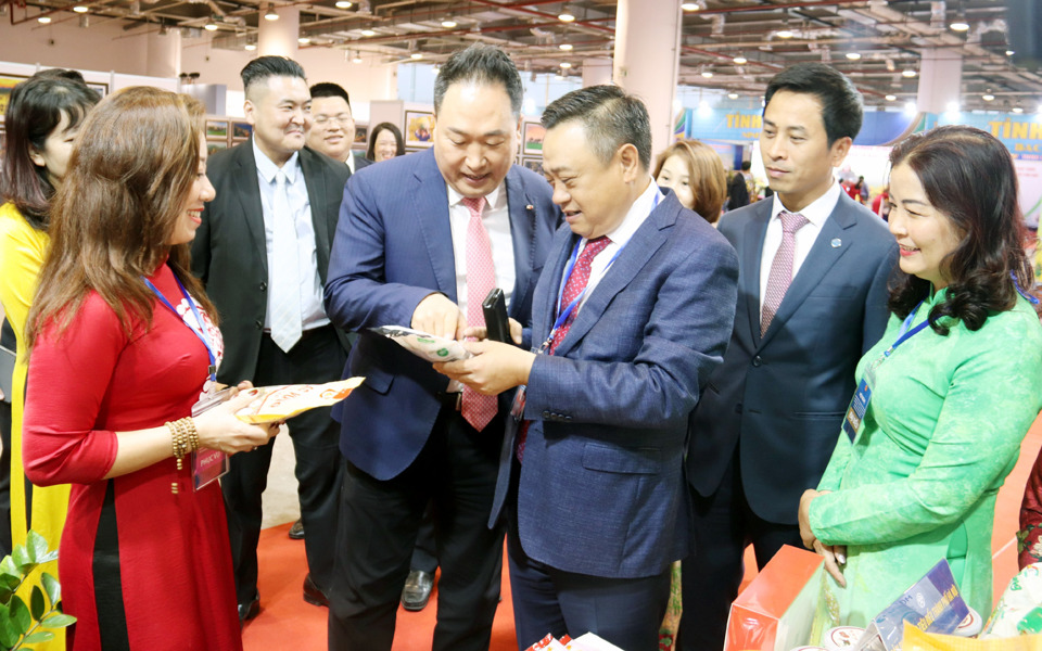 Chủ tịch UBND TP H&agrave; Nội Trần Sỹ Thanh thăm quan gian h&agrave;ng trưng bầy sản phẩm H&agrave; Nội. Ảnh: HPA