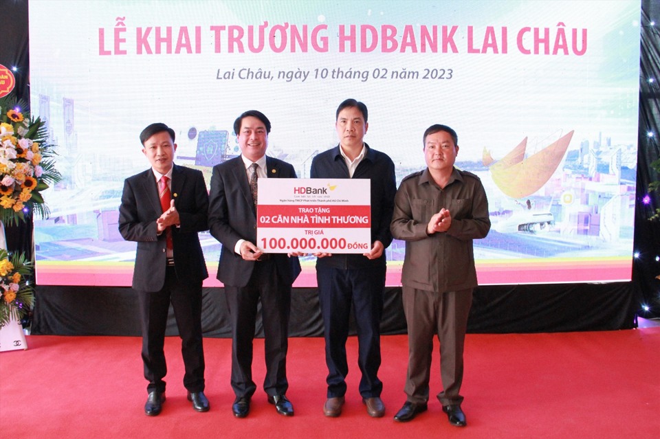 Đại diện HDBank trao tặng 2 căn nh&agrave; t&igrave;nh thương cho b&agrave; con c&oacute; ho&agrave;n cảnh kh&oacute; khăn tại địa phương. Nguồn: HDBank