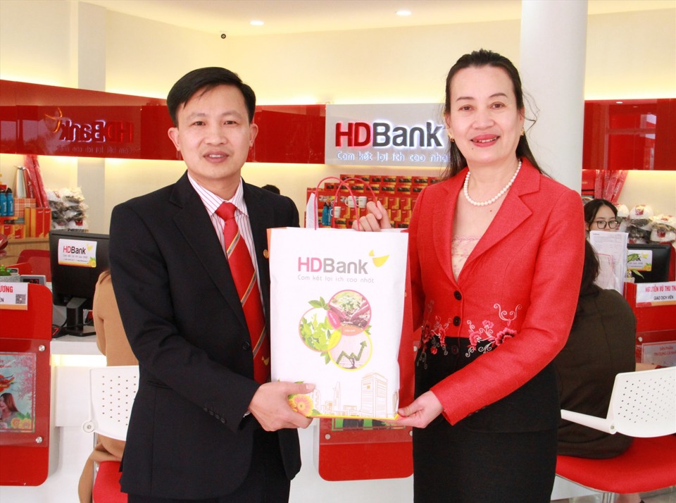 HDBank Điện Bi&ecirc;n d&agrave;nh tặng những qu&agrave; tặng hấp dẫn cho kh&aacute;ch h&agrave;ng đến giao dịch trong ng&agrave;y khai trương. Nguồn: HDBank