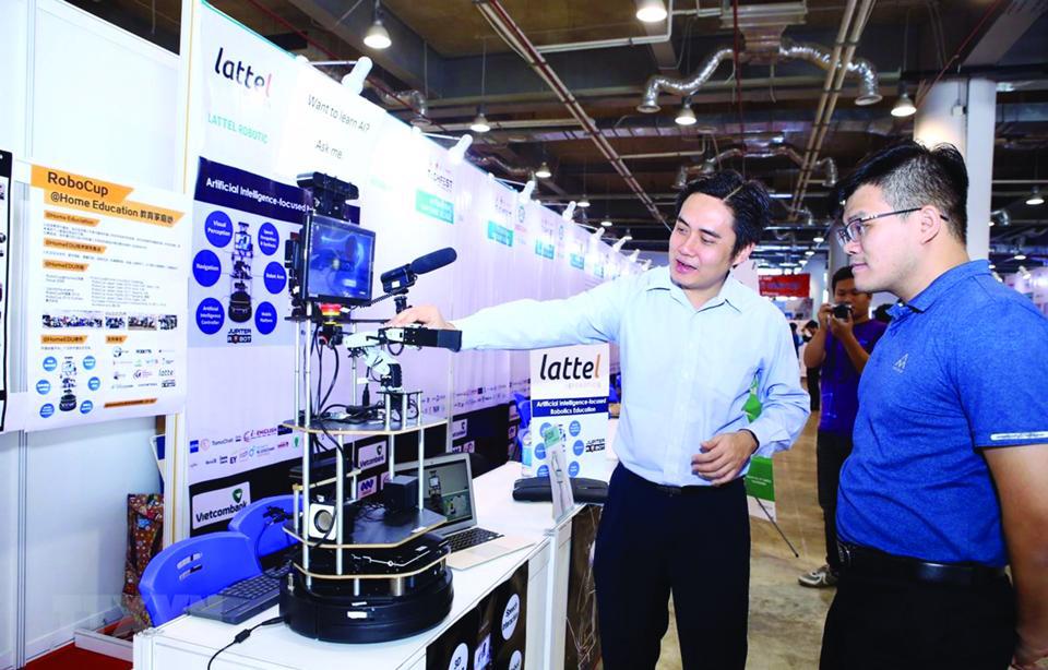 Khách tham quan triển lãm các sản phẩm công nghệ tại Hà Nội. Ảnh: Minh Quyết