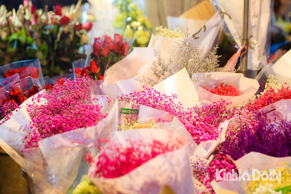 Ghi nhận tại chợ Quảng An, nhiều tiểu thương đ&atilde; nhập hoa với số lượng lớn v&agrave; đa dạng chủng loại nhằm phục vụ nhu cầu người mua năm nay.