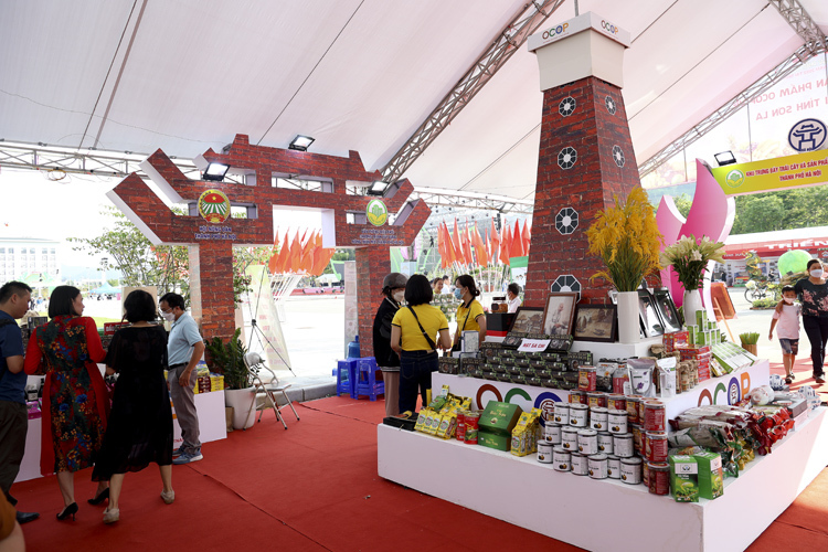 Các thành phầm sản phẩm nông nghiệp của Thành Phố Hà Nội được reviews bên trên Festival trái khoáy cây và thành phầm OCOP năm 2022 bên trên Sơn La. Ảnh: Lê Phú